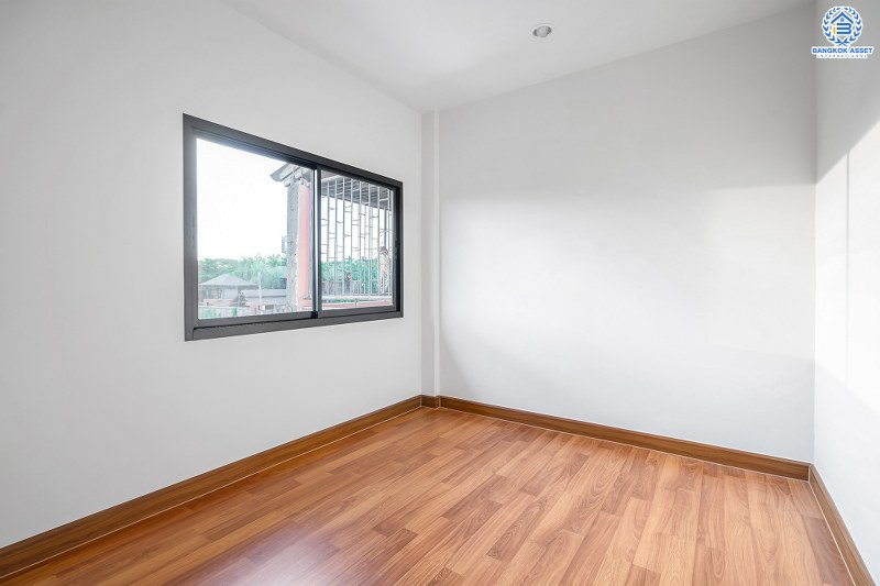 บ้านมือสองตกแต่งใหม่ ทำเลติดถ.บรมราชชนนี เพียง 5 นาทีจาก ม.มหิดล หมู่บ้าน กฤษดานคร16 เนื้อที่ 20 ตร.ว. ฟังก์ชั่นห้องนอนใหญ่ 2 ห้องนอน 2 ห้องน้ำ พร้อมครัวเคาน์เตอร์+ที่จอดรถ คุ้มค่าทุกพื้นที่ใช้สอย ราคาไม่แพง!