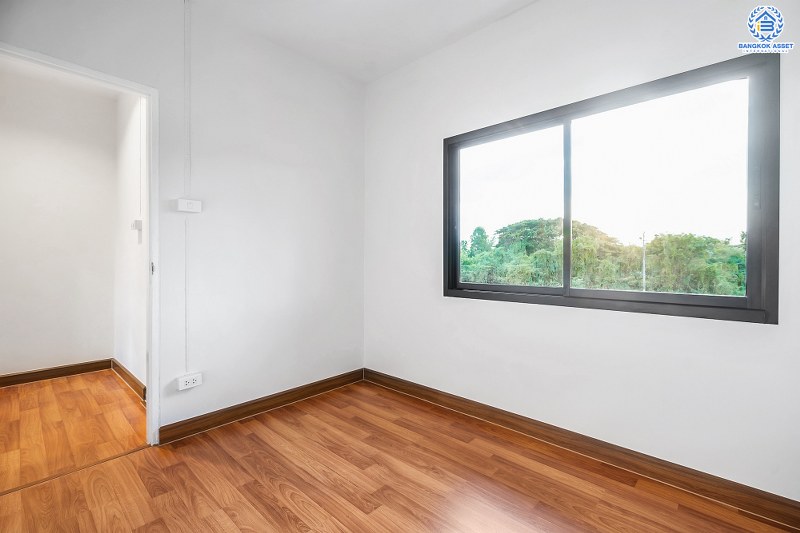 บ้านมือสองตกแต่งใหม่ ทำเลติดถ.บรมราชชนนี เพียง 5 นาทีจาก ม.มหิดล หมู่บ้าน กฤษดานคร16 เนื้อที่ 20 ตร.ว. ฟังก์ชั่นห้องนอนใหญ่ 2 ห้องนอน 2 ห้องน้ำ พร้อมครัวเคาน์เตอร์+ที่จอดรถ คุ้มค่าทุกพื้นที่ใช้สอย ราคาไม่แพง!