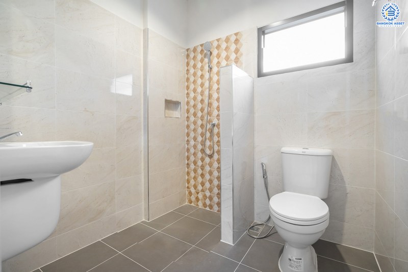 บ้านมือสองตกแต่งใหม่ ทำเลติดถ.บรมราชชนนี เพียง 5 นาทีจาก ม.มหิดล หมู่บ้าน กฤษดานคร16 เนื้อที่ 20 ตร.ว. ฟังก์ชั่นห้องนอนใหญ่ 2 ห้องนอน 2 ห้องน้ำ พร้อมครัวเคาน์เตอร์+ที่จอดรถ คุ้มค่าทุกพื้นที่ใช้สอย ราคาไม่แพง!