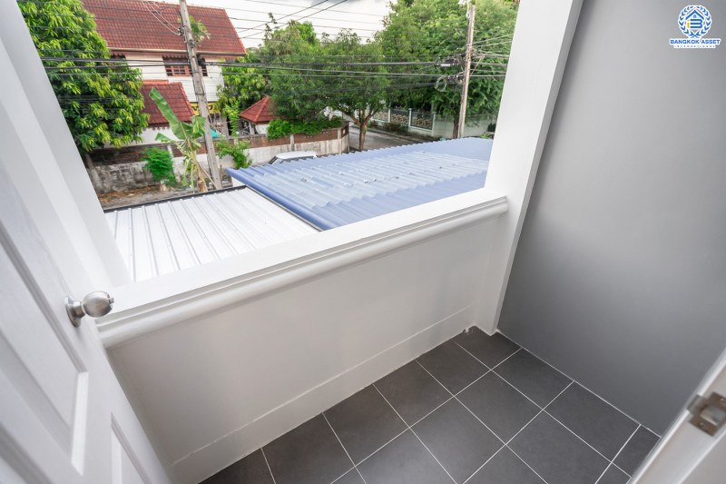 บ้านมือสองตกแต่งใหม่ ทำเลติดถ.บรมราชชนนี เพียง 5 นาทีจาก ม.มหิดล หมู่บ้าน กฤษดานคร16 เนื้อที่ 20 ตร.ว. ฟังก์ชั่นห้องนอนใหญ่ 2 ห้องนอน 2 ห้องน้ำ พร้อมครัวเคาน์เตอร์+ที่จอดรถ คุ้มค่าทุกพื้นที่ใช้สอย ราคาไม่แพง!