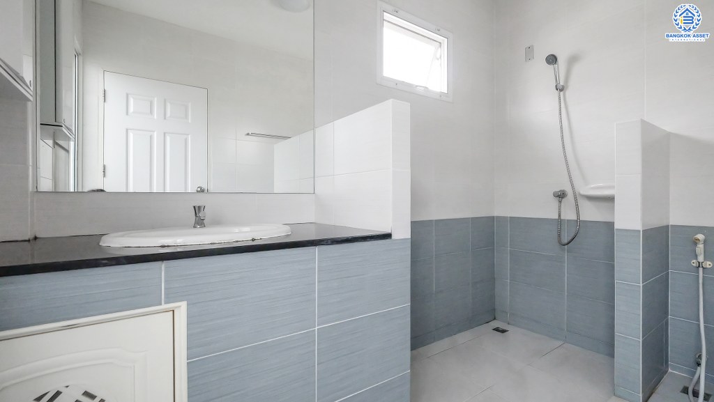 บ้านเดี่ยวมือสองนนทบุรี ม.นิชชารมณ์ ราชพฤกษ์-รัตนาธิเบศร์ หลังใหญ่ พร้อมอยู่ เนื้อที่ 50.8 ตร.ว. ฟังก์ชั่น 3 ห้องนอน 3 ห้องน้ำ (ห้องน้ำแยกโซน) จอดรถได้ 2 คัน บนทำเลดีที่สุด! เข้า-ออกได้หลายเส้นทาง เข้าเมืองก็สะดวก ใกล้รถไฟฟ้าสถานี "บางรักน้อยท่าอิฐ" คุ้มค่า ราคาไม่แพง!