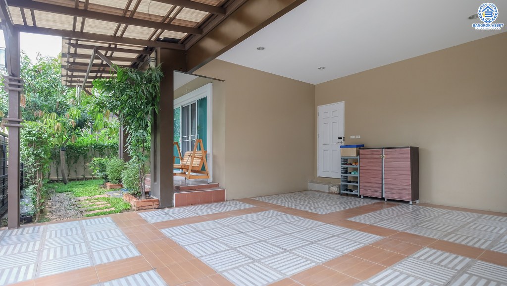 บ้านเดี่ยวมือสองนนทบุรี ม.นิชชารมณ์ ราชพฤกษ์-รัตนาธิเบศร์ หลังใหญ่ พร้อมอยู่ เนื้อที่ 50.8 ตร.ว. ฟังก์ชั่น 3 ห้องนอน 3 ห้องน้ำ (ห้องน้ำแยกโซน) จอดรถได้ 2 คัน บนทำเลดีที่สุด! เข้า-ออกได้หลายเส้นทาง เข้าเมืองก็สะดวก ใกล้รถไฟฟ้าสถานี "บางรักน้อยท่าอิฐ" คุ้มค่า ราคาไม่แพง!