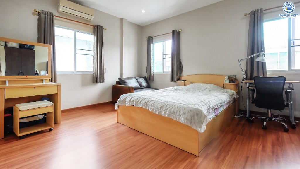 บ้านเดี่ยวมือสองนนทบุรี ม.นิชชารมณ์ ราชพฤกษ์-รัตนาธิเบศร์ หลังใหญ่ พร้อมอยู่ เนื้อที่ 50.8 ตร.ว. ฟังก์ชั่น 3 ห้องนอน 3 ห้องน้ำ (ห้องน้ำแยกโซน) จอดรถได้ 2 คัน บนทำเลดีที่สุด! เข้า-ออกได้หลายเส้นทาง เข้าเมืองก็สะดวก ใกล้รถไฟฟ้าสถานี "บางรักน้อยท่าอิฐ" คุ้มค่า ราคาไม่แพง!