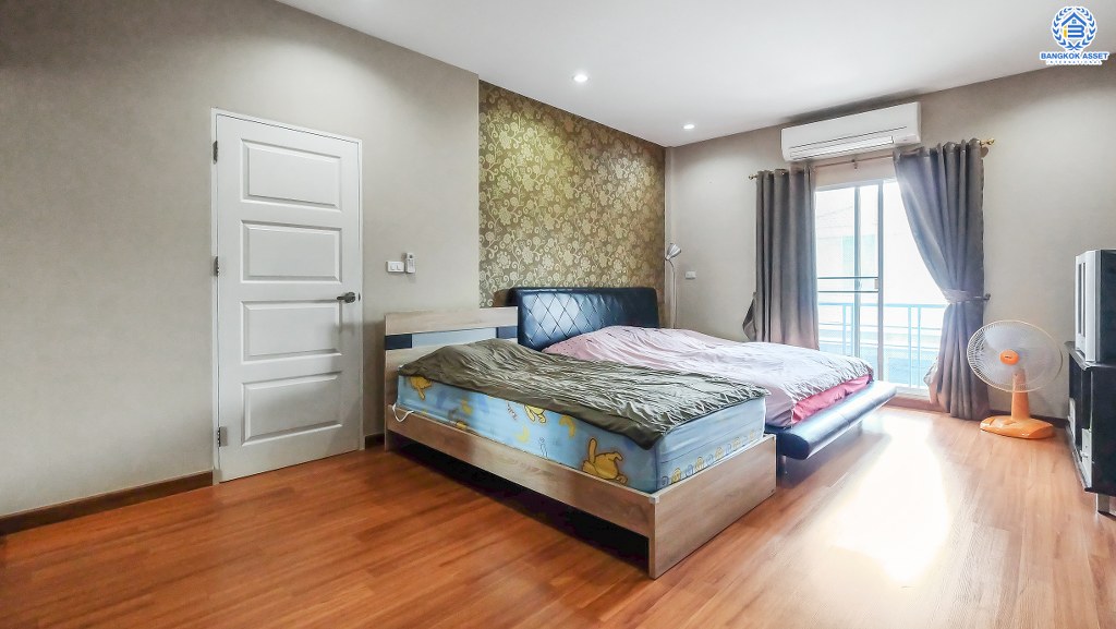 บ้านเดี่ยวมือสองนนทบุรี ม.นิชชารมณ์ ราชพฤกษ์-รัตนาธิเบศร์ หลังใหญ่ พร้อมอยู่ เนื้อที่ 50.8 ตร.ว. ฟังก์ชั่น 3 ห้องนอน 3 ห้องน้ำ (ห้องน้ำแยกโซน) จอดรถได้ 2 คัน บนทำเลดีที่สุด! เข้า-ออกได้หลายเส้นทาง เข้าเมืองก็สะดวก ใกล้รถไฟฟ้าสถานี "บางรักน้อยท่าอิฐ" คุ้มค่า ราคาไม่แพง!