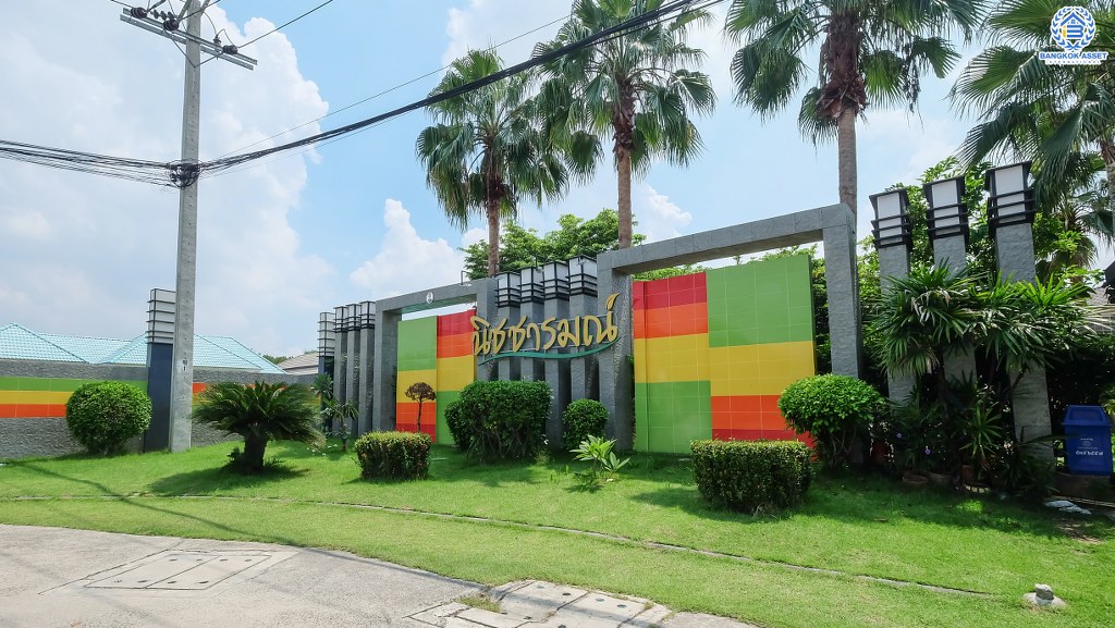 บ้านเดี่ยวมือสองนนทบุรี ม.นิชชารมณ์ ราชพฤกษ์-รัตนาธิเบศร์ หลังใหญ่ พร้อมอยู่ เนื้อที่ 50.8 ตร.ว. ฟังก์ชั่น 3 ห้องนอน 3 ห้องน้ำ (ห้องน้ำแยกโซน) จอดรถได้ 2 คัน บนทำเลดีที่สุด! เข้า-ออกได้หลายเส้นทาง เข้าเมืองก็สะดวก ใกล้รถไฟฟ้าสถานี "บางรักน้อยท่าอิฐ" คุ้มค่า ราคาไม่แพง!