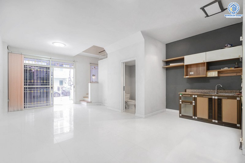 ทาวน์โฮมมือสองนนทบุรี ทำเลโซนเมือง! ม.เดอะเทอเรส ติวานนท์ เนื้อที่ 21.6 ตร.ว. หน้ากว้าง 5.5 เมตร ฟังก์ชั่น 3 ห้องนอน 4 ห้องน้ำ 2 ที่จอดรถ กับที่สุดแห่งทำเล! ใกล้แยกติวานนท์ กระทรวงสาธารณสุข และรถไฟฟ้าสายสีม่วง "สถานีกระทรวงสาธารณสุข" เชื่อมสู่หลายเส้นทางได้อย่างรวดเร็ว...