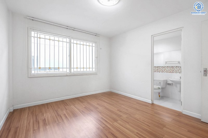 ทาวน์โฮมมือสองนนทบุรี ทำเลโซนเมือง! ม.เดอะเทอเรส ติวานนท์ เนื้อที่ 21.6 ตร.ว. หน้ากว้าง 5.5 เมตร ฟังก์ชั่น 3 ห้องนอน 4 ห้องน้ำ 2 ที่จอดรถ กับที่สุดแห่งทำเล! ใกล้แยกติวานนท์ กระทรวงสาธารณสุข และรถไฟฟ้าสายสีม่วง "สถานีกระทรวงสาธารณสุข" เชื่อมสู่หลายเส้นทางได้อย่างรวดเร็ว...