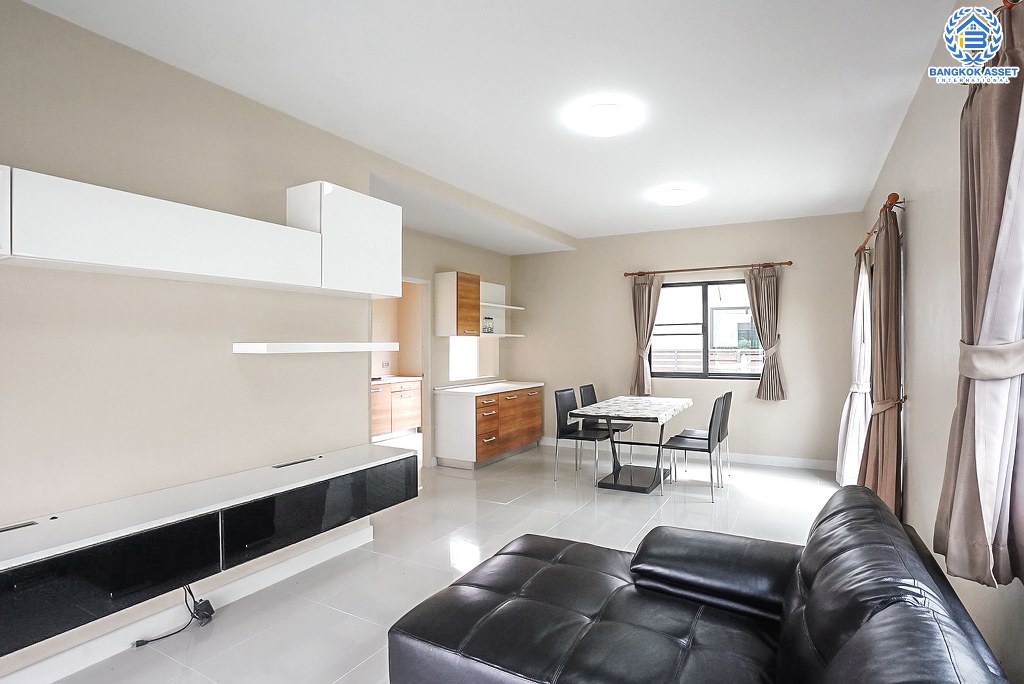 บ้านแฝดมือสองนนทบุรี บ้านไม่เคยเข้าอยู่* โครงการ โมดิวิลล่า ปิ่นเกล้า-วงแหวน หิ้วกระเป๋าพร้อมอยู่ แถมเฟอร์ฯทั้งหลัง เนื้อที่ 38 ตร.ว. ฟังก์ชั่นแบบบ้านเดี่ยว 3 ห้องนอน 2 ห้องน้ำ 2 ที่จอดรถ ส่วนกลางครบครัน บนทำเลเดินทางสะดวก ใกล้เซ็นทรัล ปิ่นเกล้า และทางด่วนศรีรัช