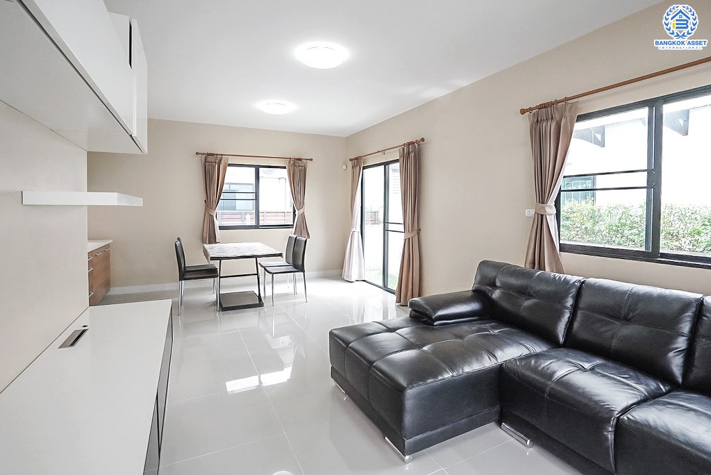 บ้านแฝดมือสองนนทบุรี บ้านไม่เคยเข้าอยู่* โครงการ โมดิวิลล่า ปิ่นเกล้า-วงแหวน หิ้วกระเป๋าพร้อมอยู่ แถมเฟอร์ฯทั้งหลัง เนื้อที่ 38 ตร.ว. ฟังก์ชั่นแบบบ้านเดี่ยว 3 ห้องนอน 2 ห้องน้ำ 2 ที่จอดรถ ส่วนกลางครบครัน บนทำเลเดินทางสะดวก ใกล้เซ็นทรัล ปิ่นเกล้า และทางด่วนศรีรัช