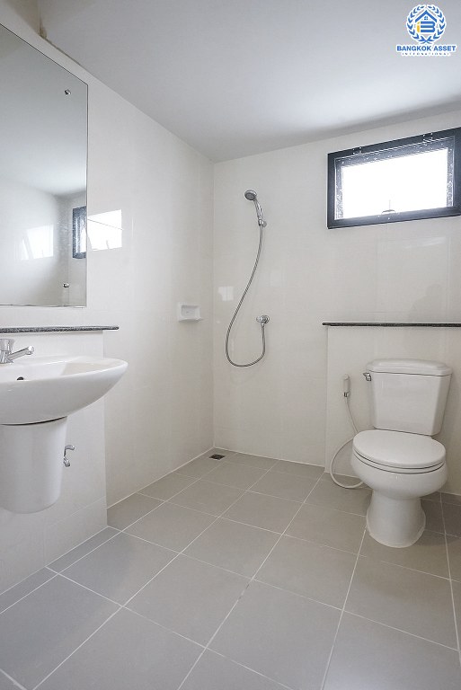 บ้านแฝดมือสองนนทบุรี บ้านไม่เคยเข้าอยู่* โครงการ โมดิวิลล่า ปิ่นเกล้า-วงแหวน หิ้วกระเป๋าพร้อมอยู่ แถมเฟอร์ฯทั้งหลัง เนื้อที่ 38 ตร.ว. ฟังก์ชั่นแบบบ้านเดี่ยว 3 ห้องนอน 2 ห้องน้ำ 2 ที่จอดรถ ส่วนกลางครบครัน บนทำเลเดินทางสะดวก ใกล้เซ็นทรัล ปิ่นเกล้า และทางด่วนศรีรัช