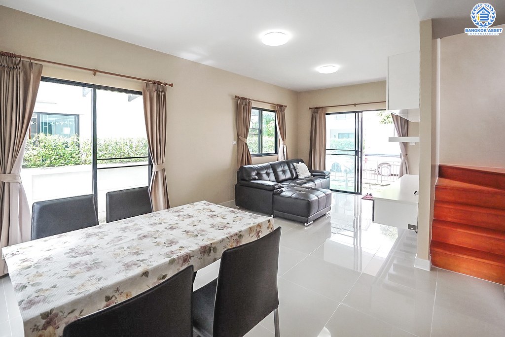 บ้านแฝดมือสองนนทบุรี บ้านไม่เคยเข้าอยู่* โครงการ โมดิวิลล่า ปิ่นเกล้า-วงแหวน หิ้วกระเป๋าพร้อมอยู่ แถมเฟอร์ฯทั้งหลัง เนื้อที่ 38 ตร.ว. ฟังก์ชั่นแบบบ้านเดี่ยว 3 ห้องนอน 2 ห้องน้ำ 2 ที่จอดรถ ส่วนกลางครบครัน บนทำเลเดินทางสะดวก ใกล้เซ็นทรัล ปิ่นเกล้า และทางด่วนศรีรัช