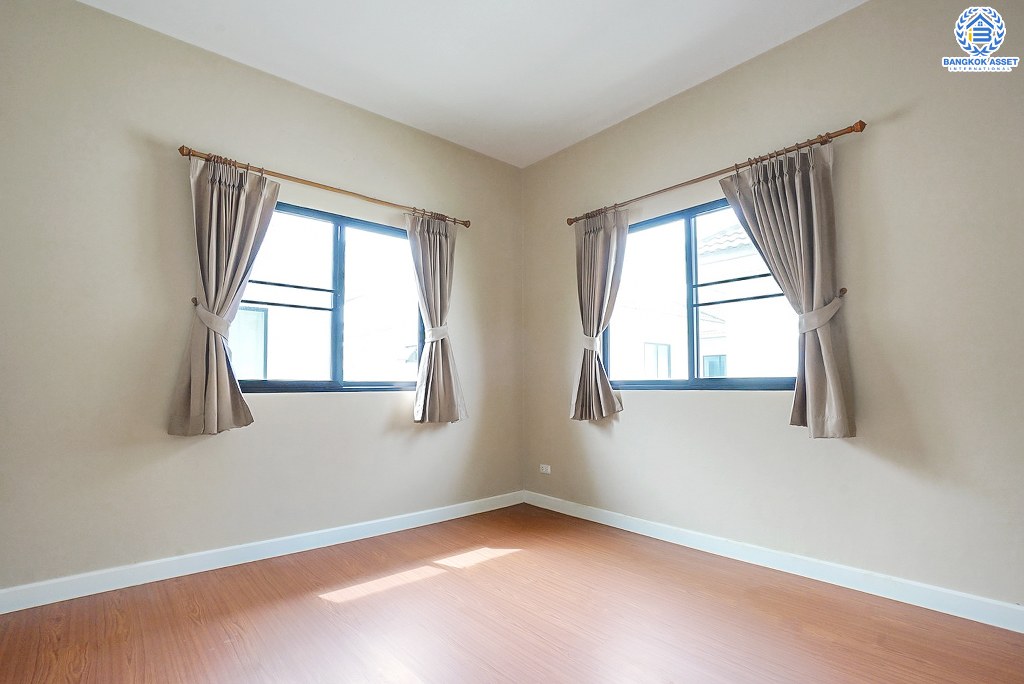 บ้านแฝดมือสองนนทบุรี บ้านไม่เคยเข้าอยู่* โครงการ โมดิวิลล่า ปิ่นเกล้า-วงแหวน หิ้วกระเป๋าพร้อมอยู่ แถมเฟอร์ฯทั้งหลัง เนื้อที่ 38 ตร.ว. ฟังก์ชั่นแบบบ้านเดี่ยว 3 ห้องนอน 2 ห้องน้ำ 2 ที่จอดรถ ส่วนกลางครบครัน บนทำเลเดินทางสะดวก ใกล้เซ็นทรัล ปิ่นเกล้า และทางด่วนศรีรัช