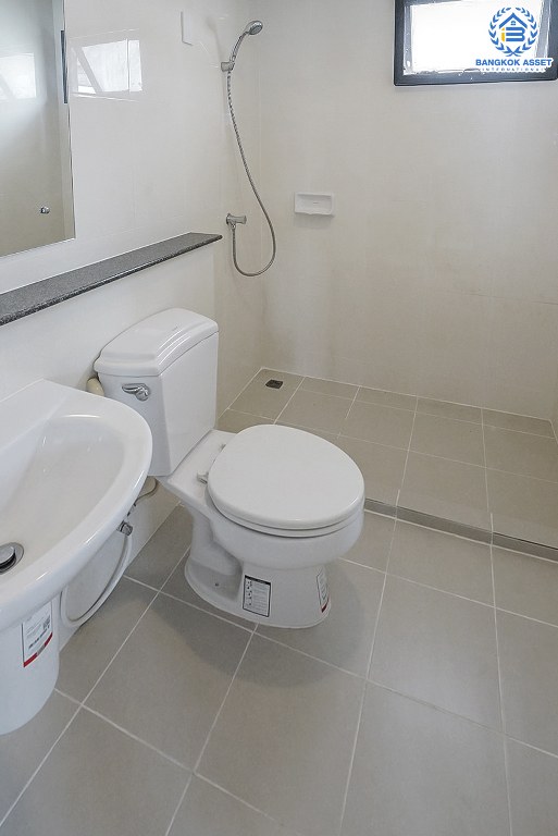 บ้านแฝดมือสองนนทบุรี บ้านไม่เคยเข้าอยู่* โครงการ โมดิวิลล่า ปิ่นเกล้า-วงแหวน หิ้วกระเป๋าพร้อมอยู่ แถมเฟอร์ฯทั้งหลัง เนื้อที่ 38 ตร.ว. ฟังก์ชั่นแบบบ้านเดี่ยว 3 ห้องนอน 2 ห้องน้ำ 2 ที่จอดรถ ส่วนกลางครบครัน บนทำเลเดินทางสะดวก ใกล้เซ็นทรัล ปิ่นเกล้า และทางด่วนศรีรัช