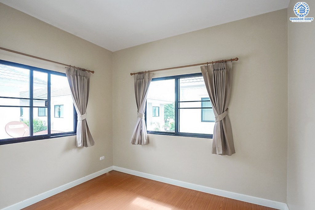 บ้านแฝดมือสองนนทบุรี บ้านไม่เคยเข้าอยู่* โครงการ โมดิวิลล่า ปิ่นเกล้า-วงแหวน หิ้วกระเป๋าพร้อมอยู่ แถมเฟอร์ฯทั้งหลัง เนื้อที่ 38 ตร.ว. ฟังก์ชั่นแบบบ้านเดี่ยว 3 ห้องนอน 2 ห้องน้ำ 2 ที่จอดรถ ส่วนกลางครบครัน บนทำเลเดินทางสะดวก ใกล้เซ็นทรัล ปิ่นเกล้า และทางด่วนศรีรัช