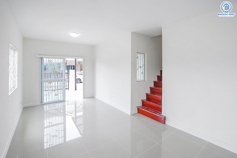 บ้านมือสองตกแต่งใหม่ แปลงมุม! ม.พฤกษาวิลล์54 พระราม5-นครอินทร์ บ้านตกแต่งสวย เนื้อที่ 30.5 ตร.ว. ฟังก์ชั่น 3 ห้องนอน 2 ห้องน้ำ  ครบทุกฟังก์ชั่น พร้อมอยู่ บนทำเลเดินทางสะดวก เชื่อมต่อหลายเส้นทาง ใกล้สะพานพระรามห้า และรถไฟฟ้าสถานี "แยกติวานนท์"