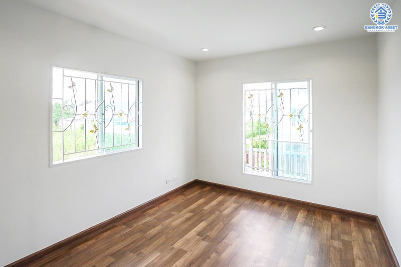 บ้านมือสองตกแต่งใหม่ แปลงมุม! ม.พฤกษาวิลล์54 พระราม5-นครอินทร์ บ้านตกแต่งสวย เนื้อที่ 30.5 ตร.ว. ฟังก์ชั่น 3 ห้องนอน 2 ห้องน้ำ  ครบทุกฟังก์ชั่น พร้อมอยู่ บนทำเลเดินทางสะดวก เชื่อมต่อหลายเส้นทาง ใกล้สะพานพระรามห้า และรถไฟฟ้าสถานี "แยกติวานนท์"