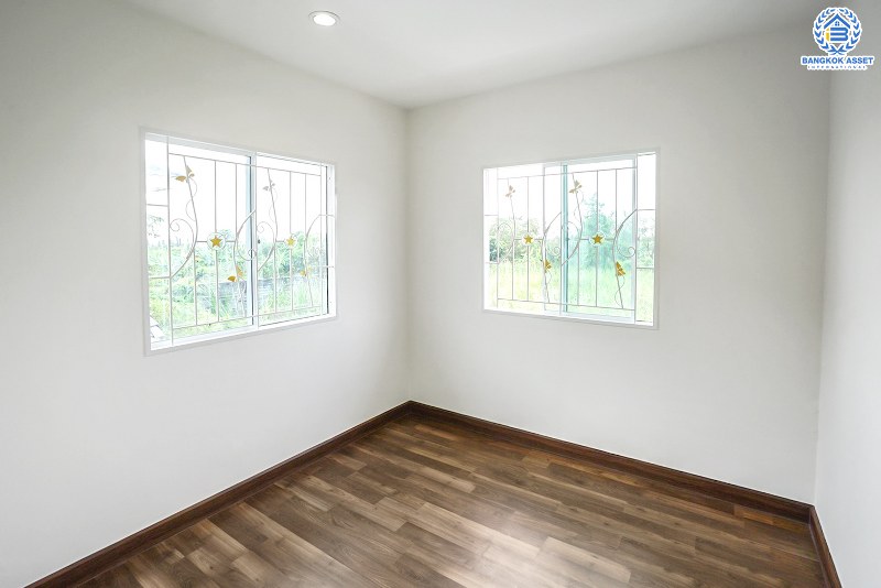 บ้านมือสองตกแต่งใหม่ แปลงมุม! ม.พฤกษาวิลล์54 พระราม5-นครอินทร์ บ้านตกแต่งสวย เนื้อที่ 30.5 ตร.ว. ฟังก์ชั่น 3 ห้องนอน 2 ห้องน้ำ  ครบทุกฟังก์ชั่น พร้อมอยู่ บนทำเลเดินทางสะดวก เชื่อมต่อหลายเส้นทาง ใกล้สะพานพระรามห้า และรถไฟฟ้าสถานี "แยกติวานนท์"