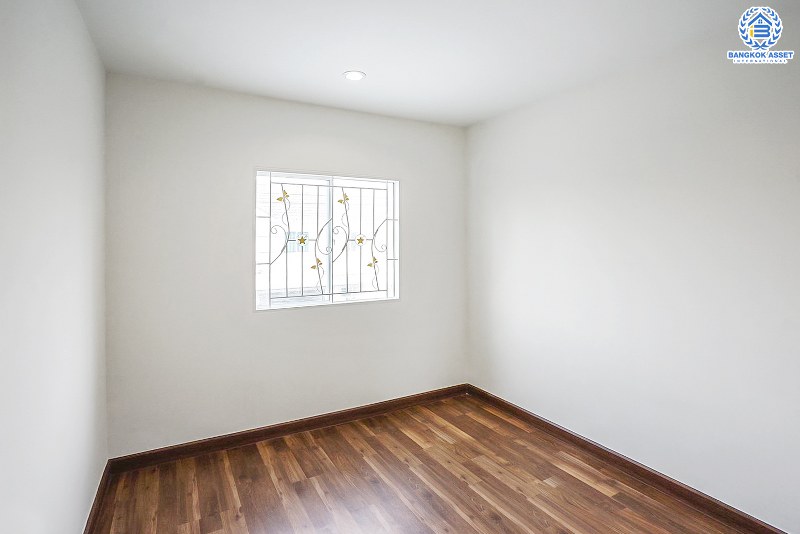 บ้านมือสองตกแต่งใหม่ แปลงมุม! ม.พฤกษาวิลล์54 พระราม5-นครอินทร์ บ้านตกแต่งสวย เนื้อที่ 30.5 ตร.ว. ฟังก์ชั่น 3 ห้องนอน 2 ห้องน้ำ  ครบทุกฟังก์ชั่น พร้อมอยู่ บนทำเลเดินทางสะดวก เชื่อมต่อหลายเส้นทาง ใกล้สะพานพระรามห้า และรถไฟฟ้าสถานี "แยกติวานนท์"