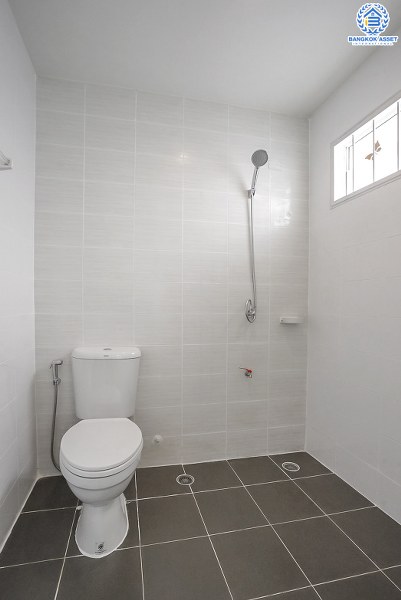 บ้านมือสองตกแต่งใหม่ แปลงมุม! ม.พฤกษาวิลล์54 พระราม5-นครอินทร์ บ้านตกแต่งสวย เนื้อที่ 30.5 ตร.ว. ฟังก์ชั่น 3 ห้องนอน 2 ห้องน้ำ  ครบทุกฟังก์ชั่น พร้อมอยู่ บนทำเลเดินทางสะดวก เชื่อมต่อหลายเส้นทาง ใกล้สะพานพระรามห้า และรถไฟฟ้าสถานี "แยกติวานนท์"