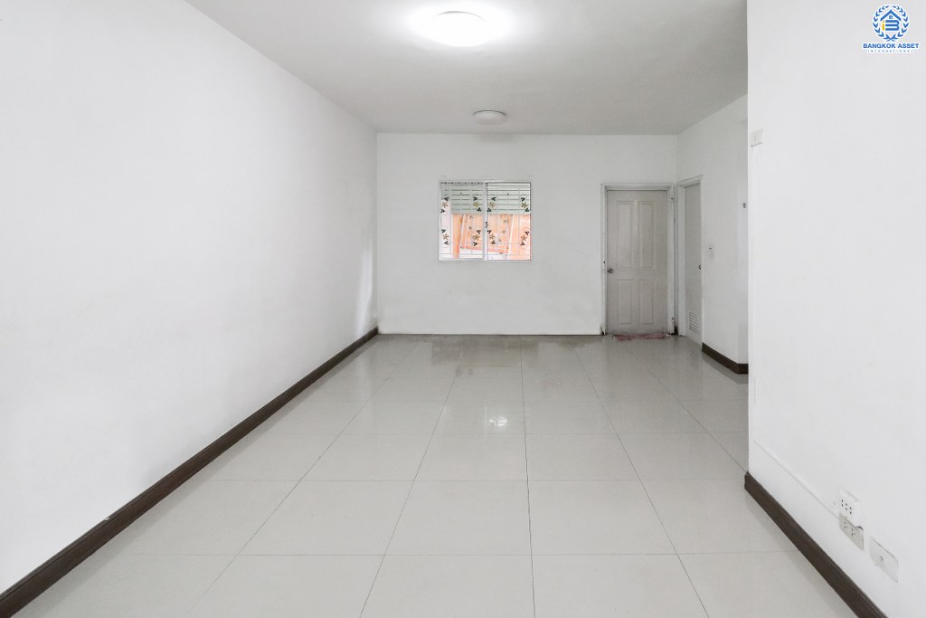 บ้านมือสองตกแต่งใหม่ ม.พฤกษาวิลล์33 ปิ่นเกล้า-วงแหวน เนื้อที่ 17.4 ตร.ว. (หน้ากว้าง 5.5 เมตร) บ้านพร้อมอยู่ แต่งครบทุกฟังก์ชั่น 3ห้องนอน 2ห้องน้ำ บนทำเลสะดวกทุกการเดินทาง เชื่อมต่อปิ่นเกล้า-ศาลายาได้อย่างรวดเร็ว ใกล้เซ็นทรัลเวสต์เกต และทางด่วน "ศรีรัช" ราคาสุดคุ้ม!