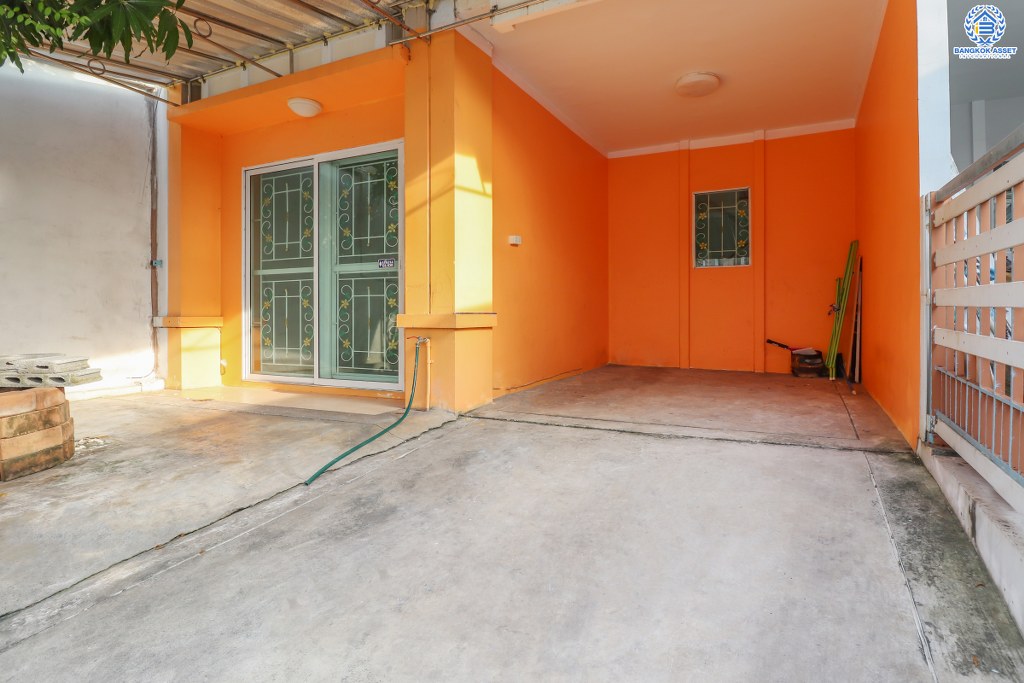 บ้านมือสองตกแต่งใหม่ ม.พฤกษาวิลล์33 ปิ่นเกล้า-วงแหวน เนื้อที่ 17.4 ตร.ว. (หน้ากว้าง 5.5 เมตร) บ้านพร้อมอยู่ แต่งครบทุกฟังก์ชั่น 3ห้องนอน 2ห้องน้ำ บนทำเลสะดวกทุกการเดินทาง เชื่อมต่อปิ่นเกล้า-ศาลายาได้อย่างรวดเร็ว ใกล้เซ็นทรัลเวสต์เกต และทางด่วน "ศรีรัช" ราคาสุดคุ้ม!