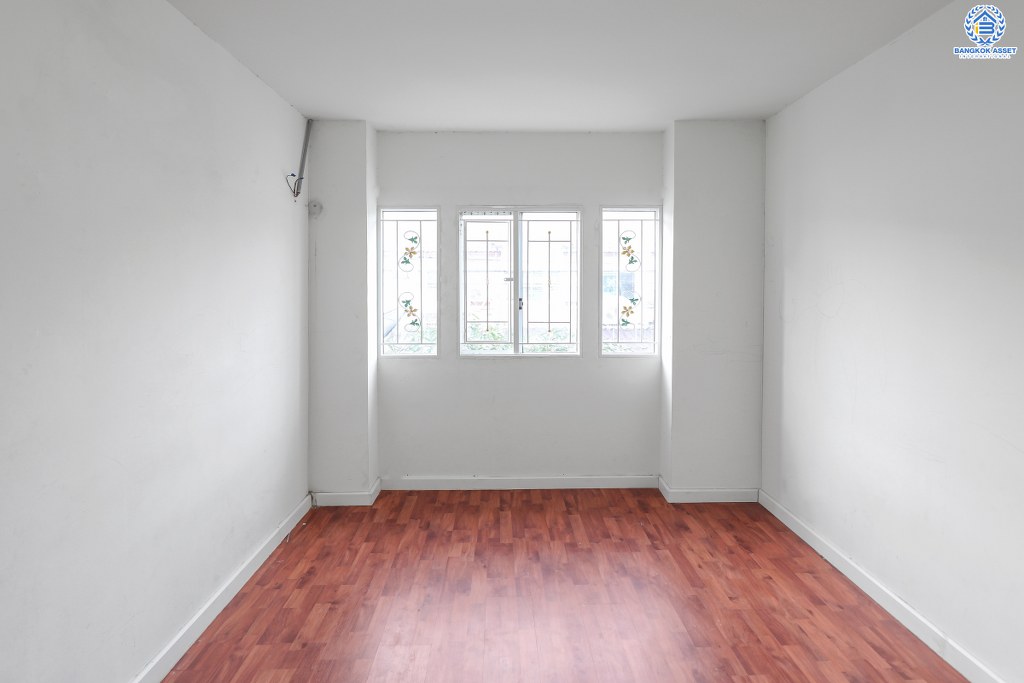 บ้านมือสองตกแต่งใหม่ ม.พฤกษาวิลล์33 ปิ่นเกล้า-วงแหวน เนื้อที่ 17.4 ตร.ว. (หน้ากว้าง 5.5 เมตร) บ้านพร้อมอยู่ แต่งครบทุกฟังก์ชั่น 3ห้องนอน 2ห้องน้ำ บนทำเลสะดวกทุกการเดินทาง เชื่อมต่อปิ่นเกล้า-ศาลายาได้อย่างรวดเร็ว ใกล้เซ็นทรัลเวสต์เกต และทางด่วน "ศรีรัช" ราคาสุดคุ้ม!