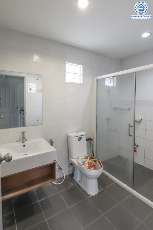 บ้านมือสองตกแต่งใหม่ ม.พฤกษาวิลล์33 ปิ่นเกล้า-วงแหวน เนื้อที่ 17.4 ตร.ว. (หน้ากว้าง 5.5 เมตร) บ้านพร้อมอยู่ แต่งครบทุกฟังก์ชั่น 3ห้องนอน 2ห้องน้ำ บนทำเลสะดวกทุกการเดินทาง เชื่อมต่อปิ่นเกล้า-ศาลายาได้อย่างรวดเร็ว ใกล้เซ็นทรัลเวสต์เกต และทางด่วน "ศรีรัช" ราคาสุดคุ้ม!