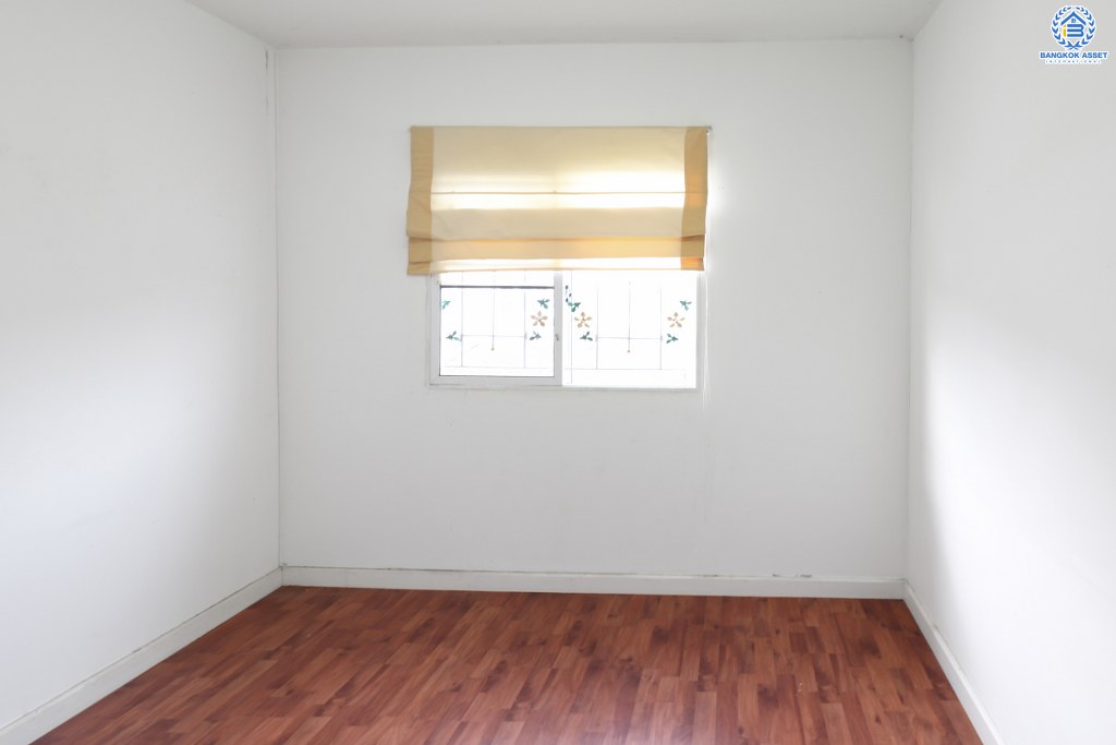 บ้านมือสองตกแต่งใหม่ ม.พฤกษาวิลล์33 ปิ่นเกล้า-วงแหวน เนื้อที่ 17.4 ตร.ว. (หน้ากว้าง 5.5 เมตร) บ้านพร้อมอยู่ แต่งครบทุกฟังก์ชั่น 3ห้องนอน 2ห้องน้ำ บนทำเลสะดวกทุกการเดินทาง เชื่อมต่อปิ่นเกล้า-ศาลายาได้อย่างรวดเร็ว ใกล้เซ็นทรัลเวสต์เกต และทางด่วน "ศรีรัช" ราคาสุดคุ้ม!