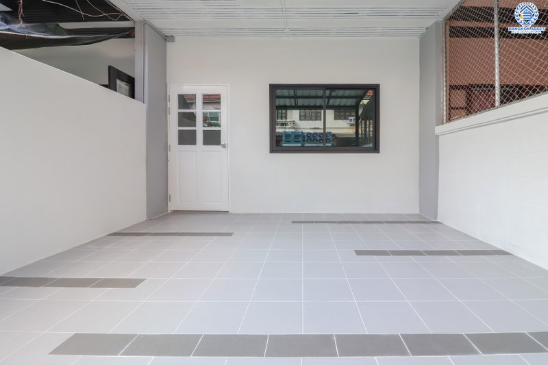 บ้านมือสองตกแต่งใหม่ ใกล้รถไฟฟ้าเพียง 2 กม. ราคาล้านต้นๆ ม.บัวทอง3 กาญจนาภิเษก โซนต้นโครงการ เนื้อที่ 16 ตร.ว. ฟังก์ชั่น 2 ห้องนอน 2 ห้องน้ำ พร้อมครัวเคาน์เตอร์ บนทำเลติดถนนใหญ่ ใกล้เซ็นทรัลเวสต์เกต และ MRT สถานีคลองบางไผ่