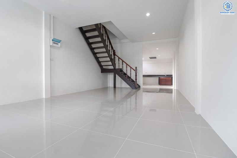 บ้านมือสองตกแต่งใหม่ ใกล้รถไฟฟ้าเพียง 2 กม. ราคาล้านต้นๆ ม.บัวทอง3 กาญจนาภิเษก โซนต้นโครงการ เนื้อที่ 16 ตร.ว. ฟังก์ชั่น 2 ห้องนอน 2 ห้องน้ำ พร้อมครัวเคาน์เตอร์ บนทำเลติดถนนใหญ่ ใกล้เซ็นทรัลเวสต์เกต และ MRT สถานีคลองบางไผ่