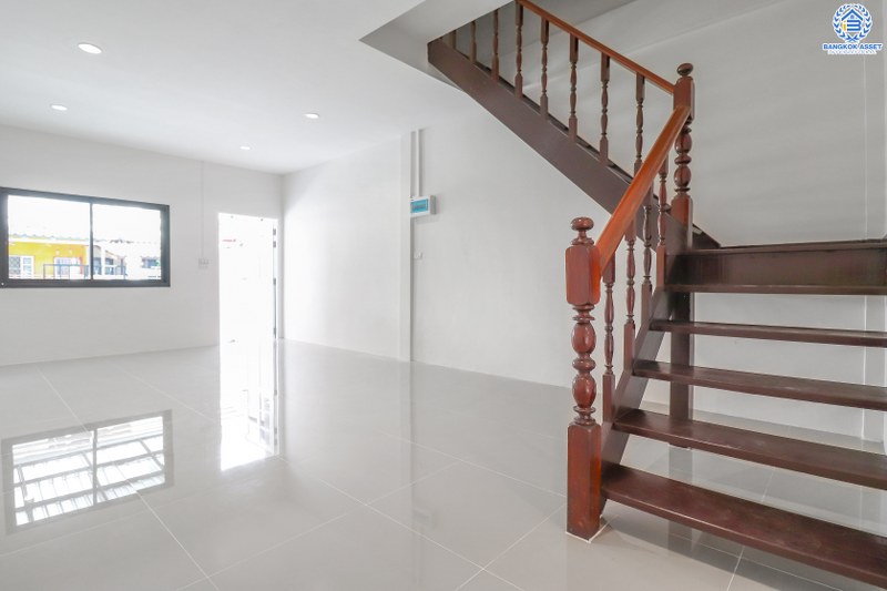 บ้านมือสองตกแต่งใหม่ ใกล้รถไฟฟ้าเพียง 2 กม. ราคาล้านต้นๆ ม.บัวทอง3 กาญจนาภิเษก โซนต้นโครงการ เนื้อที่ 16 ตร.ว. ฟังก์ชั่น 2 ห้องนอน 2 ห้องน้ำ พร้อมครัวเคาน์เตอร์ บนทำเลติดถนนใหญ่ ใกล้เซ็นทรัลเวสต์เกต และ MRT สถานีคลองบางไผ่