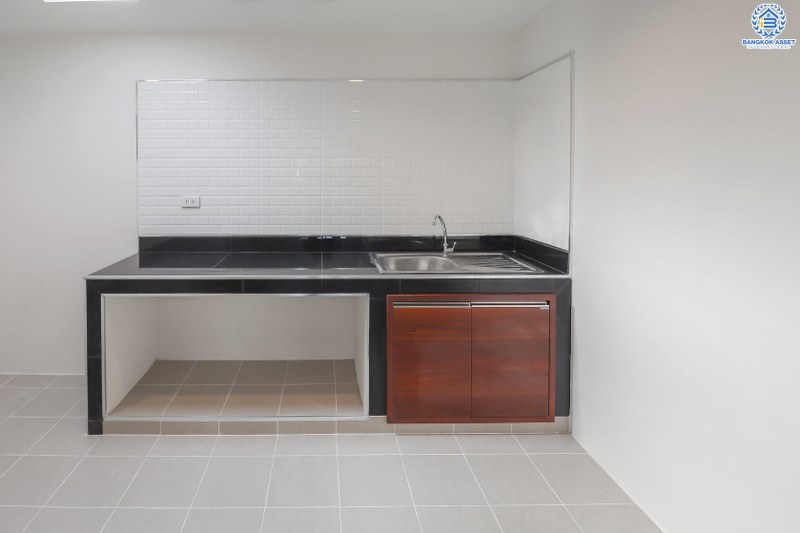 บ้านมือสองตกแต่งใหม่ ใกล้รถไฟฟ้าเพียง 2 กม. ราคาล้านต้นๆ ม.บัวทอง3 กาญจนาภิเษก โซนต้นโครงการ เนื้อที่ 16 ตร.ว. ฟังก์ชั่น 2 ห้องนอน 2 ห้องน้ำ พร้อมครัวเคาน์เตอร์ บนทำเลติดถนนใหญ่ ใกล้เซ็นทรัลเวสต์เกต และ MRT สถานีคลองบางไผ่