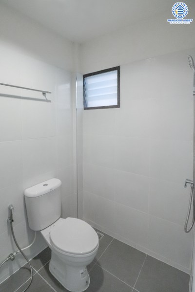 บ้านมือสองตกแต่งใหม่ ใกล้รถไฟฟ้าเพียง 2 กม. ราคาล้านต้นๆ ม.บัวทอง3 กาญจนาภิเษก โซนต้นโครงการ เนื้อที่ 16 ตร.ว. ฟังก์ชั่น 2 ห้องนอน 2 ห้องน้ำ พร้อมครัวเคาน์เตอร์ บนทำเลติดถนนใหญ่ ใกล้เซ็นทรัลเวสต์เกต และ MRT สถานีคลองบางไผ่