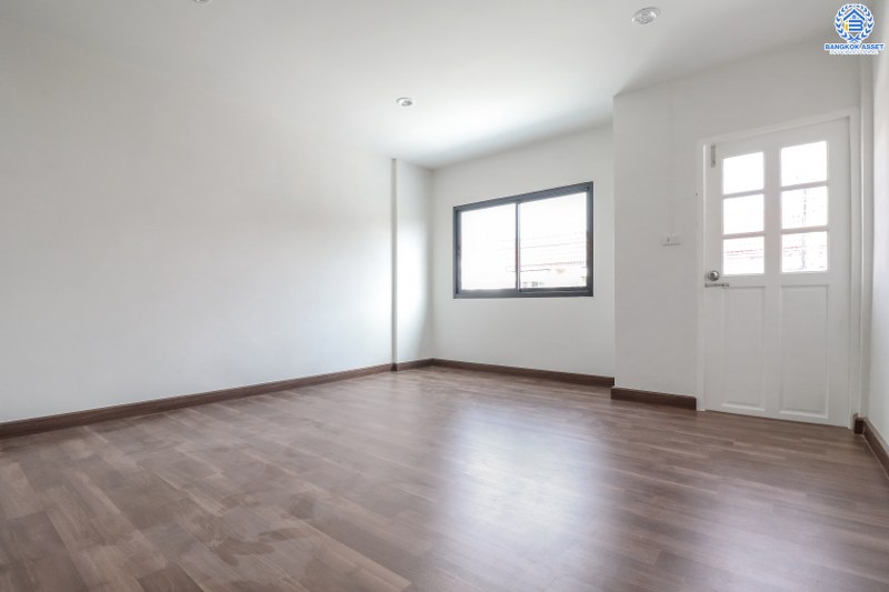 บ้านมือสองตกแต่งใหม่ ใกล้รถไฟฟ้าเพียง 2 กม. ราคาล้านต้นๆ ม.บัวทอง3 กาญจนาภิเษก โซนต้นโครงการ เนื้อที่ 16 ตร.ว. ฟังก์ชั่น 2 ห้องนอน 2 ห้องน้ำ พร้อมครัวเคาน์เตอร์ บนทำเลติดถนนใหญ่ ใกล้เซ็นทรัลเวสต์เกต และ MRT สถานีคลองบางไผ่