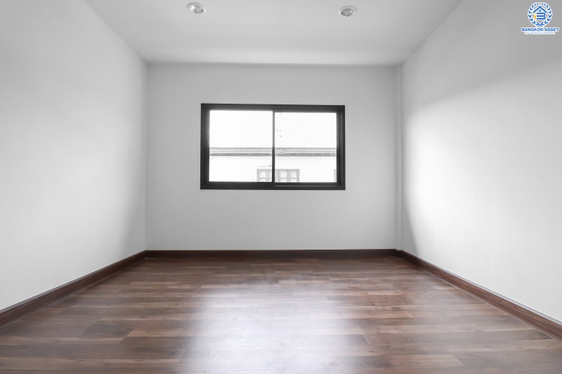 บ้านมือสองตกแต่งใหม่ ใกล้รถไฟฟ้าเพียง 2 กม. ราคาล้านต้นๆ ม.บัวทอง3 กาญจนาภิเษก โซนต้นโครงการ เนื้อที่ 16 ตร.ว. ฟังก์ชั่น 2 ห้องนอน 2 ห้องน้ำ พร้อมครัวเคาน์เตอร์ บนทำเลติดถนนใหญ่ ใกล้เซ็นทรัลเวสต์เกต และ MRT สถานีคลองบางไผ่