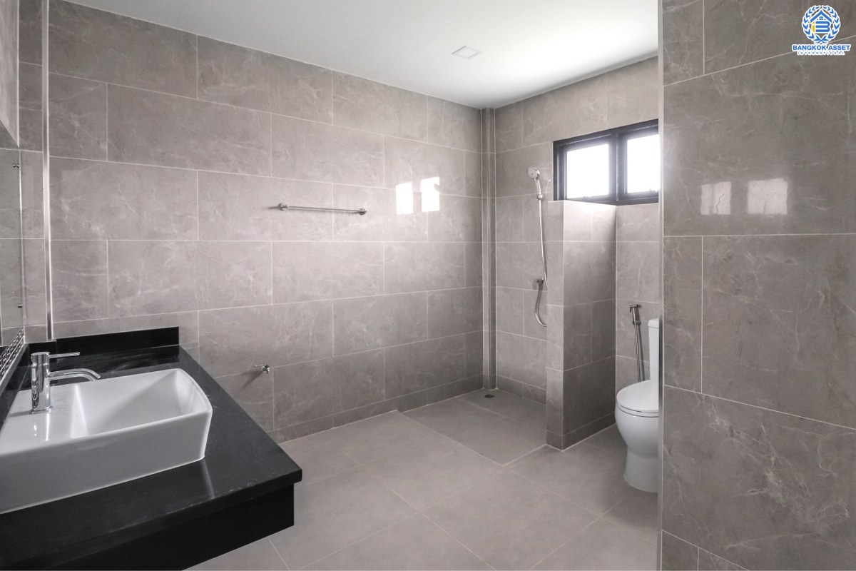 บ้านมือสองตกแต่งใหม่ ม.เบลเลอวิว บรมราชชนนี-กาญจนาฯ หลังใหญ่สุดคุ้ม! เนื้อที่ 71 ตร.ว. ฟังก์ชั่น 4 ห้องนอน 3 ห้องน้ำ บ้านโปร่งกว้าง อยู่สบาย พร้อมวัสดุเกรดคุณภาพพรีเมี่ยม บนทำเลเปี่ยมศักยภาพ ติดถนนบรมราชชนนี และทางคู่ขนานลอยฟ้า ใกล้ ม.มหิดล , จุดขึ้นทางด่วนศรีรัช