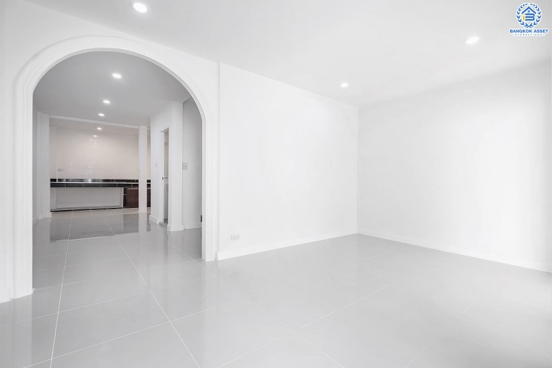 บ้านมือสองตกแต่งใหม่ ทำเลโซนเมืองย่านติวานนท์ ม.สรรทัศน์ธานี ติวานนท์45 พร้อมอยู่ ฟังก์ชั่นห้องนอนใหญ่ 2 ห้องนอน 2 ห้องน้ำ มีบิ้วท์อินครัวเคาน์เตอร์ บนทำเลเดินทางสะดวก ใกล้สถานที่ราชการหลายแห่ง , รถไฟฟ้าสถานี "สามัคคี" และจุดขึ้นทางด่วน "งามวงศ์วาน"