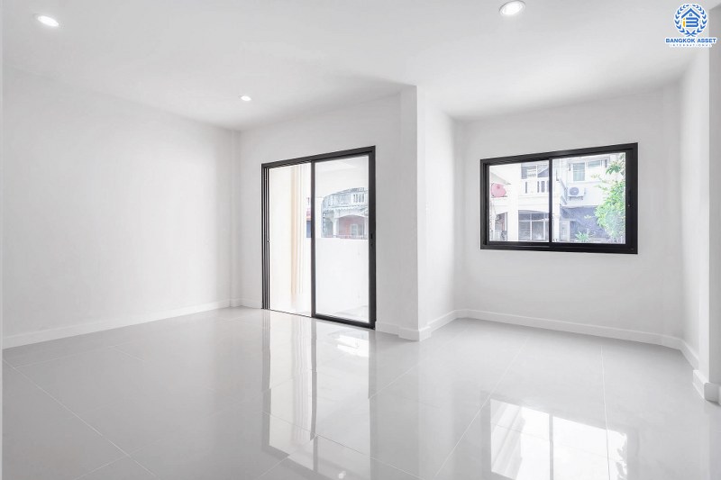 บ้านมือสองตกแต่งใหม่ ทำเลโซนเมืองย่านติวานนท์ ม.สรรทัศน์ธานี ติวานนท์45 พร้อมอยู่ ฟังก์ชั่นห้องนอนใหญ่ 2 ห้องนอน 2 ห้องน้ำ มีบิ้วท์อินครัวเคาน์เตอร์ บนทำเลเดินทางสะดวก ใกล้สถานที่ราชการหลายแห่ง , รถไฟฟ้าสถานี "สามัคคี" และจุดขึ้นทางด่วน "งามวงศ์วาน"