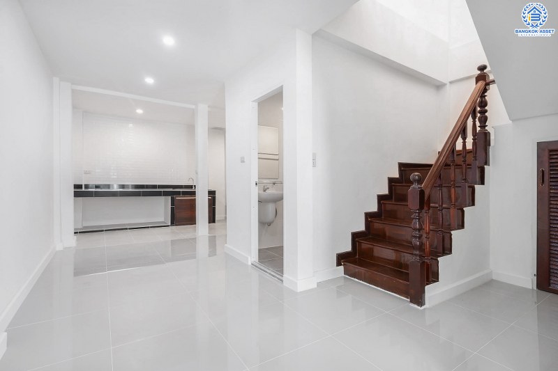 บ้านมือสองตกแต่งใหม่ ทำเลโซนเมืองย่านติวานนท์ ม.สรรทัศน์ธานี ติวานนท์45 พร้อมอยู่ ฟังก์ชั่นห้องนอนใหญ่ 2 ห้องนอน 2 ห้องน้ำ มีบิ้วท์อินครัวเคาน์เตอร์ บนทำเลเดินทางสะดวก ใกล้สถานที่ราชการหลายแห่ง , รถไฟฟ้าสถานี "สามัคคี" และจุดขึ้นทางด่วน "งามวงศ์วาน"