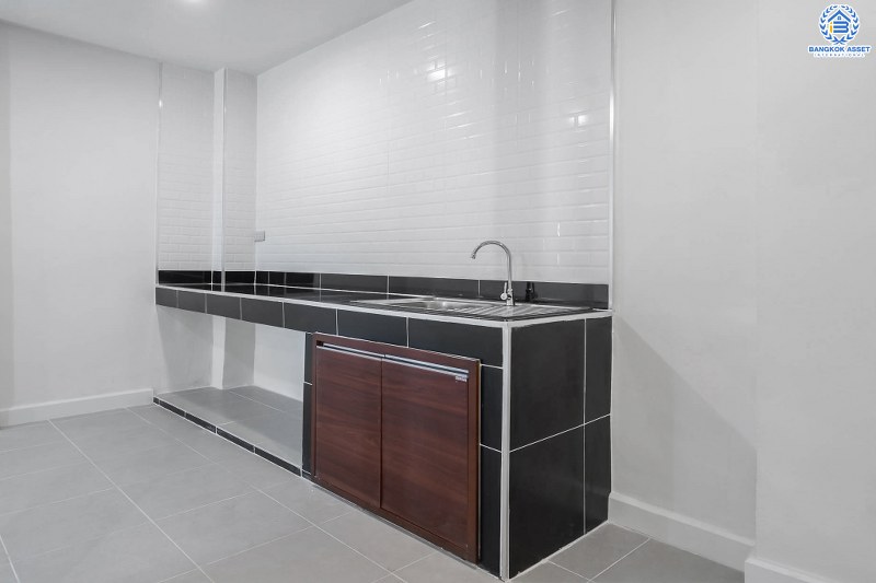 บ้านมือสองตกแต่งใหม่ ทำเลโซนเมืองย่านติวานนท์ ม.สรรทัศน์ธานี ติวานนท์45 พร้อมอยู่ ฟังก์ชั่นห้องนอนใหญ่ 2 ห้องนอน 2 ห้องน้ำ มีบิ้วท์อินครัวเคาน์เตอร์ บนทำเลเดินทางสะดวก ใกล้สถานที่ราชการหลายแห่ง , รถไฟฟ้าสถานี "สามัคคี" และจุดขึ้นทางด่วน "งามวงศ์วาน"