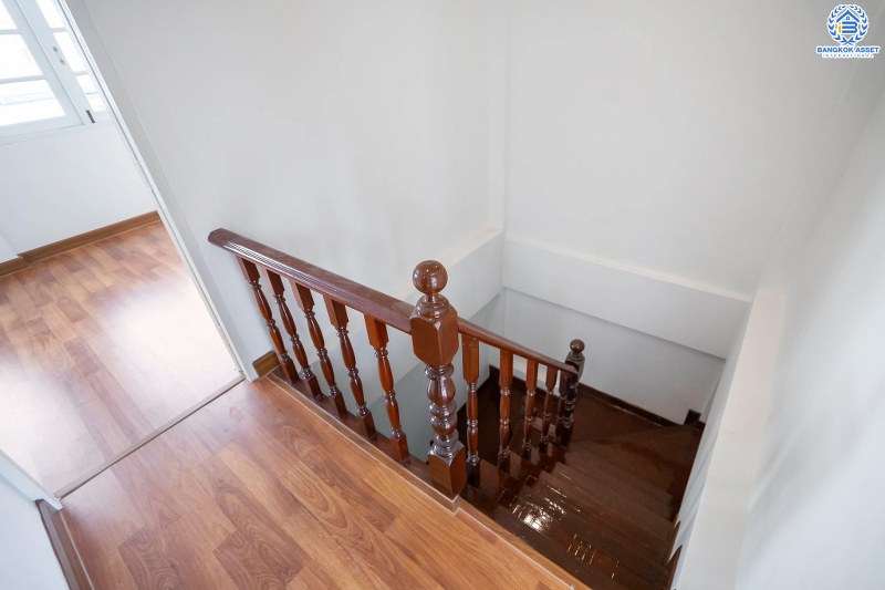 บ้านมือสองตกแต่งใหม่ ทำเลโซนเมืองย่านติวานนท์ ม.สรรทัศน์ธานี ติวานนท์45 พร้อมอยู่ ฟังก์ชั่นห้องนอนใหญ่ 2 ห้องนอน 2 ห้องน้ำ มีบิ้วท์อินครัวเคาน์เตอร์ บนทำเลเดินทางสะดวก ใกล้สถานที่ราชการหลายแห่ง , รถไฟฟ้าสถานี "สามัคคี" และจุดขึ้นทางด่วน "งามวงศ์วาน"