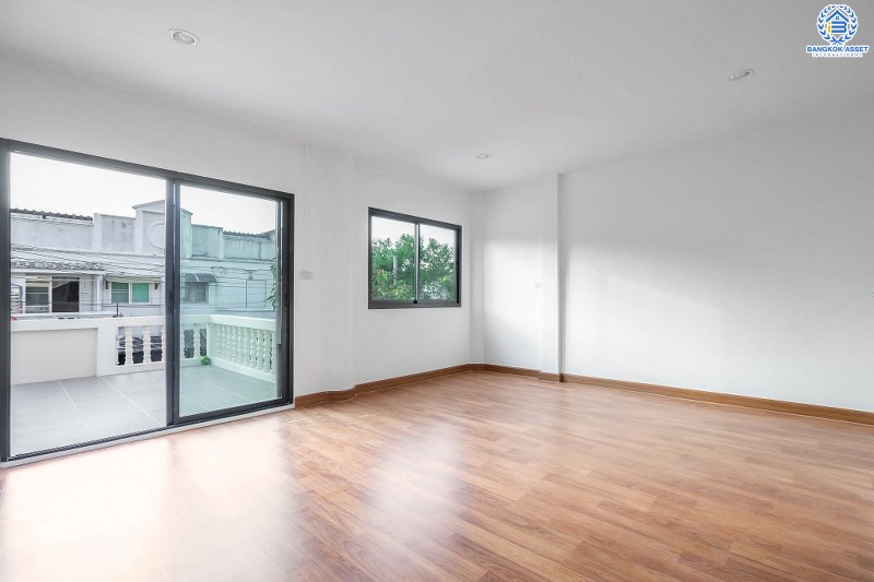 บ้านมือสองตกแต่งใหม่ ทำเลโซนเมืองย่านติวานนท์ ม.สรรทัศน์ธานี ติวานนท์45 พร้อมอยู่ ฟังก์ชั่นห้องนอนใหญ่ 2 ห้องนอน 2 ห้องน้ำ มีบิ้วท์อินครัวเคาน์เตอร์ บนทำเลเดินทางสะดวก ใกล้สถานที่ราชการหลายแห่ง , รถไฟฟ้าสถานี "สามัคคี" และจุดขึ้นทางด่วน "งามวงศ์วาน"