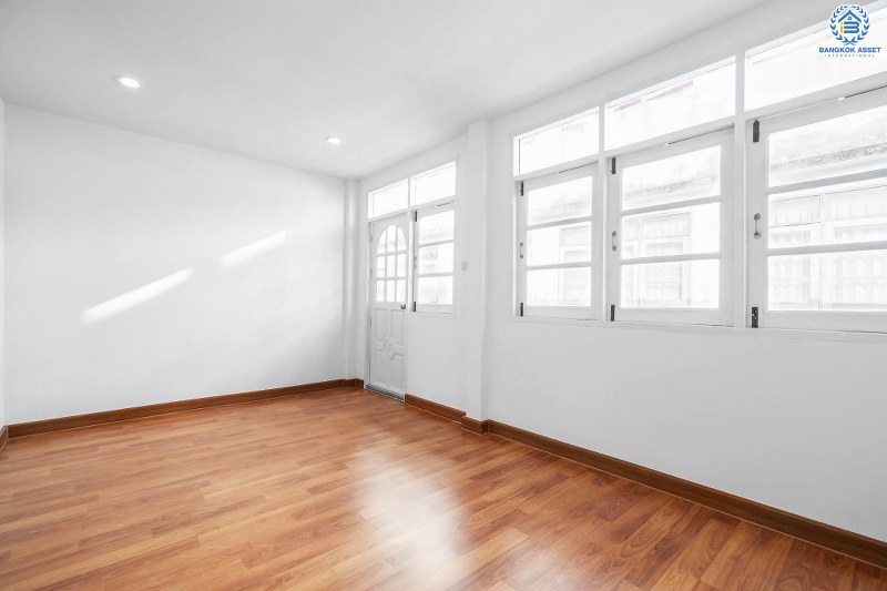 บ้านมือสองตกแต่งใหม่ ทำเลโซนเมืองย่านติวานนท์ ม.สรรทัศน์ธานี ติวานนท์45 พร้อมอยู่ ฟังก์ชั่นห้องนอนใหญ่ 2 ห้องนอน 2 ห้องน้ำ มีบิ้วท์อินครัวเคาน์เตอร์ บนทำเลเดินทางสะดวก ใกล้สถานที่ราชการหลายแห่ง , รถไฟฟ้าสถานี "สามัคคี" และจุดขึ้นทางด่วน "งามวงศ์วาน"