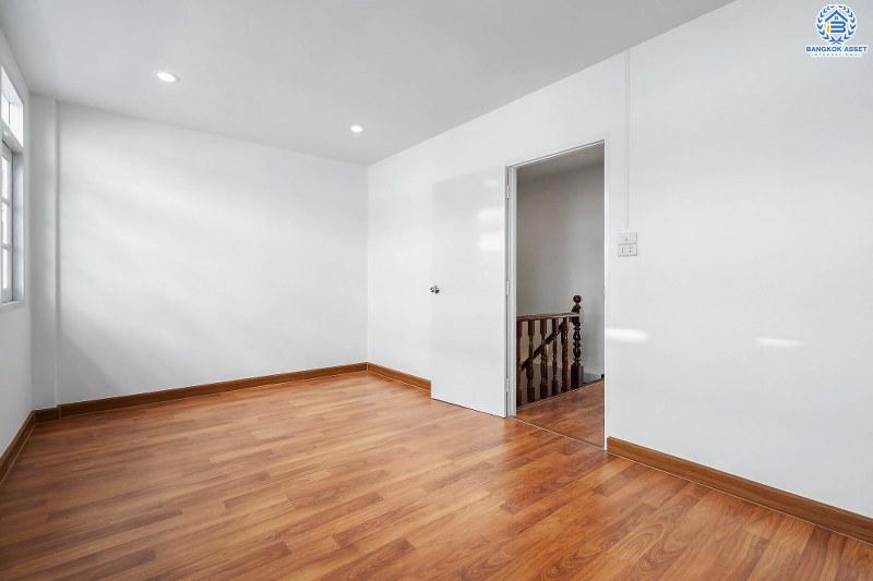 บ้านมือสองตกแต่งใหม่ ทำเลโซนเมืองย่านติวานนท์ ม.สรรทัศน์ธานี ติวานนท์45 พร้อมอยู่ ฟังก์ชั่นห้องนอนใหญ่ 2 ห้องนอน 2 ห้องน้ำ มีบิ้วท์อินครัวเคาน์เตอร์ บนทำเลเดินทางสะดวก ใกล้สถานที่ราชการหลายแห่ง , รถไฟฟ้าสถานี "สามัคคี" และจุดขึ้นทางด่วน "งามวงศ์วาน"