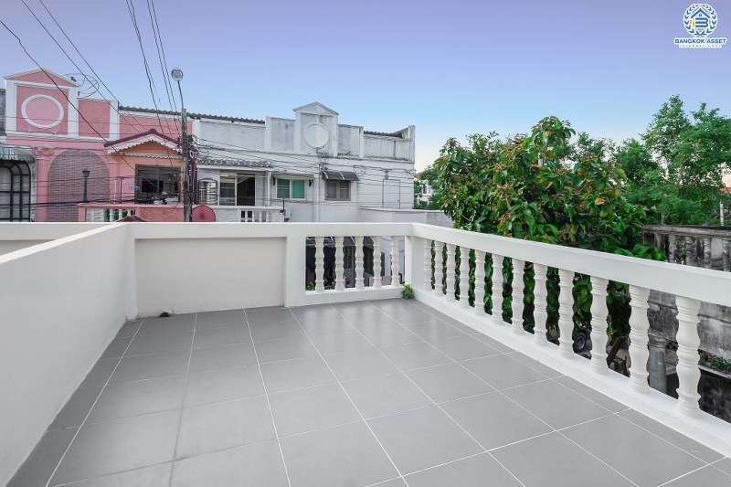 บ้านมือสองตกแต่งใหม่ ทำเลโซนเมืองย่านติวานนท์ ม.สรรทัศน์ธานี ติวานนท์45 พร้อมอยู่ ฟังก์ชั่นห้องนอนใหญ่ 2 ห้องนอน 2 ห้องน้ำ มีบิ้วท์อินครัวเคาน์เตอร์ บนทำเลเดินทางสะดวก ใกล้สถานที่ราชการหลายแห่ง , รถไฟฟ้าสถานี "สามัคคี" และจุดขึ้นทางด่วน "งามวงศ์วาน"