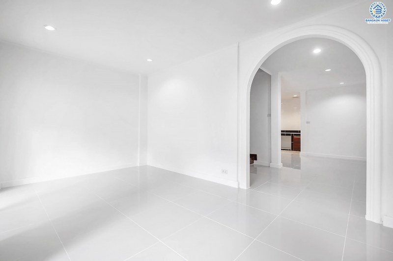 บ้านมือสองตกแต่งใหม่ ทำเลโซนเมืองย่านติวานนท์ ม.สรรทัศน์ธานี ติวานนท์45 พร้อมอยู่ ฟังก์ชั่นห้องนอนใหญ่ 2 ห้องนอน 2 ห้องน้ำ มีบิ้วท์อินครัวเคาน์เตอร์ บนทำเลเดินทางสะดวก ใกล้สถานที่ราชการหลายแห่ง , รถไฟฟ้าสถานี "สามัคคี" และจุดขึ้นทางด่วน "งามวงศ์วาน"