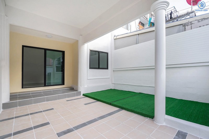 บ้านมือสองตกแต่งใหม่ ทำเลโซนเมืองย่านติวานนท์ ม.สรรทัศน์ธานี ติวานนท์45 พร้อมอยู่ ฟังก์ชั่นห้องนอนใหญ่ 2 ห้องนอน 2 ห้องน้ำ มีบิ้วท์อินครัวเคาน์เตอร์ บนทำเลเดินทางสะดวก ใกล้สถานที่ราชการหลายแห่ง , รถไฟฟ้าสถานี "สามัคคี" และจุดขึ้นทางด่วน "งามวงศ์วาน"