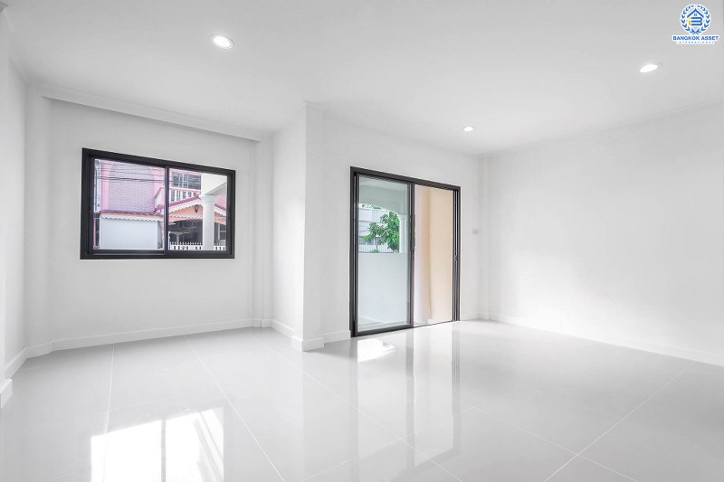 บ้านมือสองตกแต่งใหม่ ทำเลโซนเมืองย่านติวานนท์ ม.สรรทัศน์ธานี ติวานนท์45 พร้อมอยู่ ฟังก์ชั่นห้องนอนใหญ่ 2 ห้องนอน 2 ห้องน้ำ มีบิ้วท์อินครัวเคาน์เตอร์ บนทำเลเดินทางสะดวก ใกล้สถานที่ราชการหลายแห่ง , รถไฟฟ้าสถานี "สามัคคี" และจุดขึ้นทางด่วน "งามวงศ์วาน"