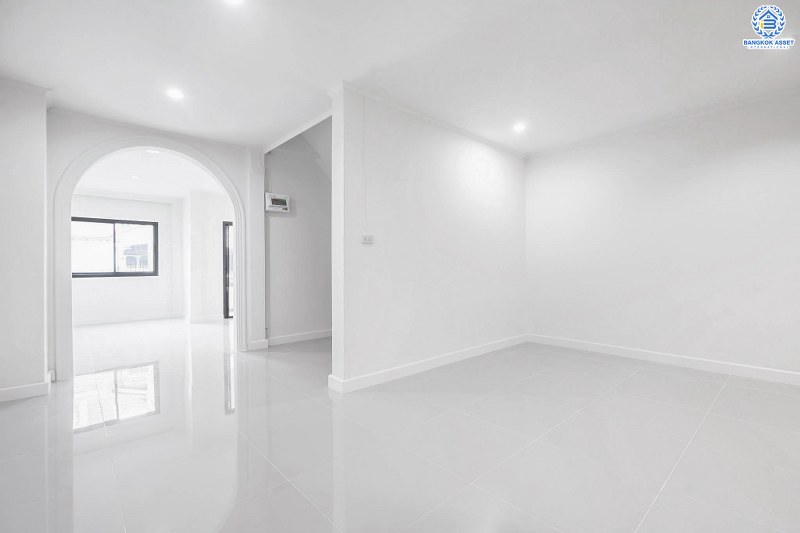 บ้านมือสองตกแต่งใหม่ ทำเลโซนเมืองย่านติวานนท์ ม.สรรทัศน์ธานี ติวานนท์45 พร้อมอยู่ ฟังก์ชั่นห้องนอนใหญ่ 2 ห้องนอน 2 ห้องน้ำ มีบิ้วท์อินครัวเคาน์เตอร์ บนทำเลเดินทางสะดวก ใกล้สถานที่ราชการหลายแห่ง , รถไฟฟ้าสถานี "สามัคคี" และจุดขึ้นทางด่วน "งามวงศ์วาน"