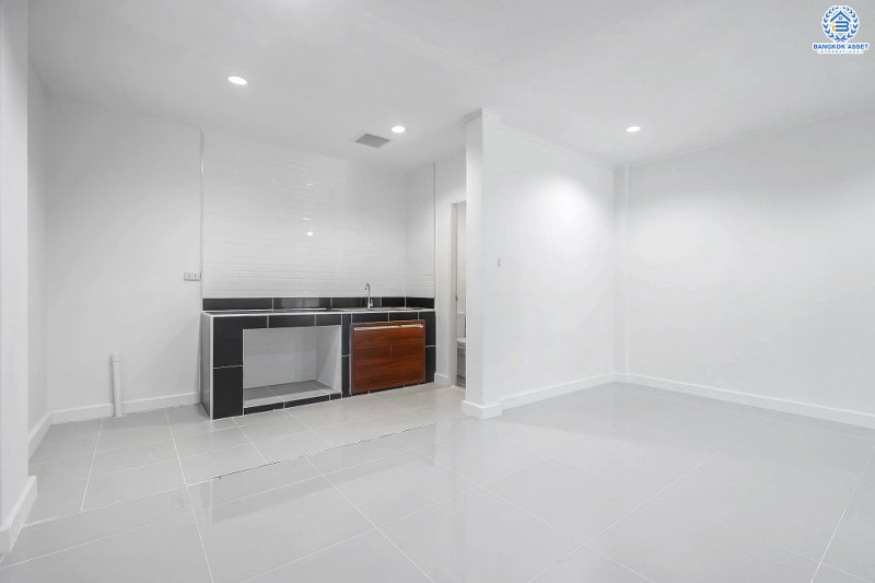 บ้านมือสองตกแต่งใหม่ ทำเลโซนเมืองย่านติวานนท์ ม.สรรทัศน์ธานี ติวานนท์45 พร้อมอยู่ ฟังก์ชั่นห้องนอนใหญ่ 2 ห้องนอน 2 ห้องน้ำ มีบิ้วท์อินครัวเคาน์เตอร์ บนทำเลเดินทางสะดวก ใกล้สถานที่ราชการหลายแห่ง , รถไฟฟ้าสถานี "สามัคคี" และจุดขึ้นทางด่วน "งามวงศ์วาน"